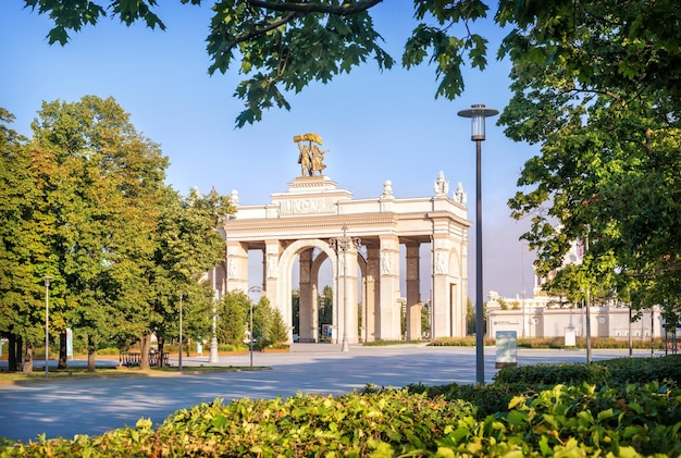 Haupteingang und grüne Bäume VDNKh Moskau