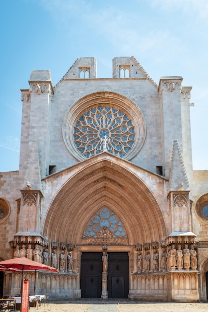 Foto hauptfassade der kathedrale von tarragona in katalonien