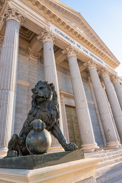 Hauptfassade des Abgeordnetenhauses Sitz der Volkssouveränität und der spanischen Demokratie Madrid