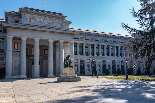 Hauptfassade des Prado-Museums mit seinem neoklassizistischen Stil in der touristischen Stadt Madrid Spanien