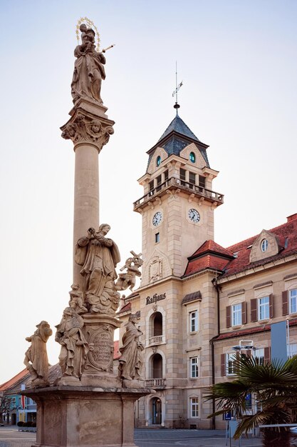 Hauptplatz am Rathaus mit Pestsäule in Leibnitz in der Steiermark in Österreich. Straßenarchitektur.