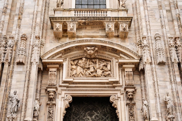 Hauptportal zum duomo mailand italien