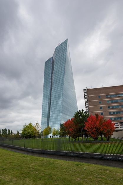 Hauptsitz der Europäischen Zentralbank oder EZB in Frankfurt am Main bei einem Gewitter im Herbst