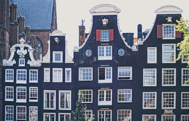 Hauptstraße der Innenstadt im Stadtzentrum von Amsterdam in den Niederlanden