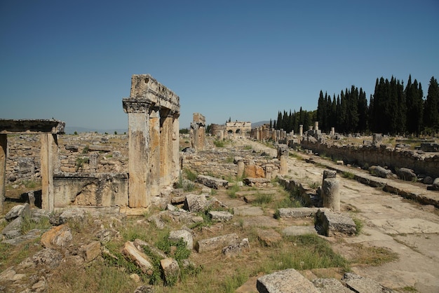 Hauptstraße in der antiken Stadt Hierapolis in Pamukkale Denizli Turkiye