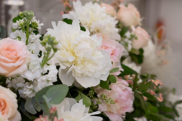 Haupttisch bei einer Hochzeitsfeier mit schönen frischen Blumen