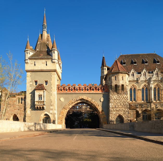 Haupttor zu Vajdahunyad-Schloss an einem hellen Tag in Budapest