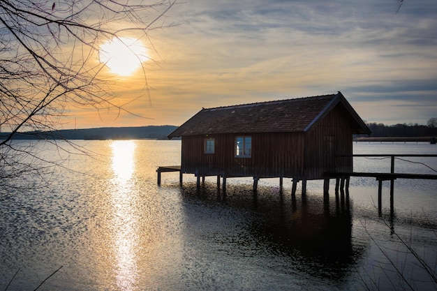 Foto haus am meer gegen den himmel bei sonnenuntergang