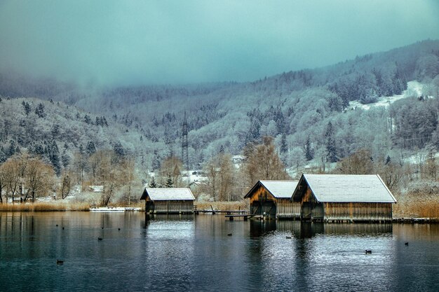 Haus am See gegen den Himmel im Winter