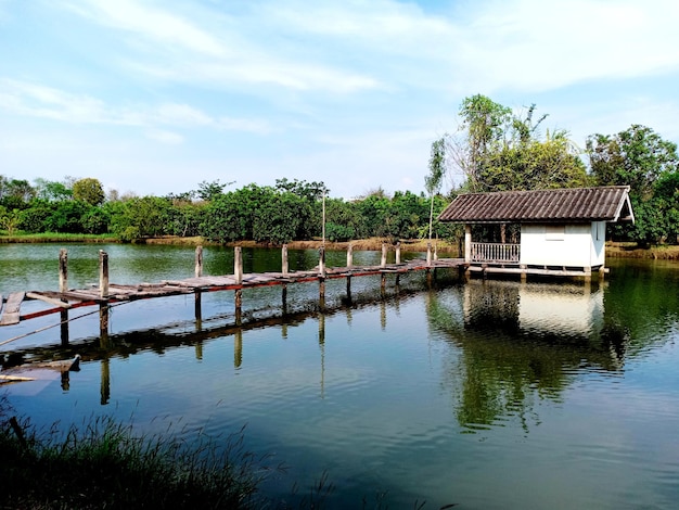 Foto haus am see gegen den himmel