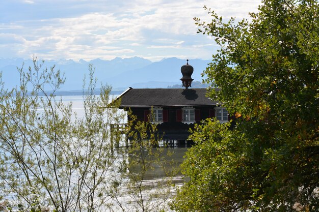 Haus an Bäumen und Gebäude gegen den Himmel