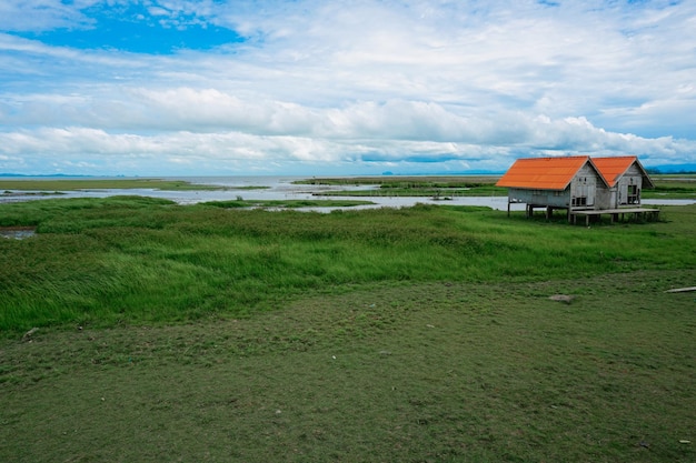 Haus auf dem Feld am Meer gegen den Himmel