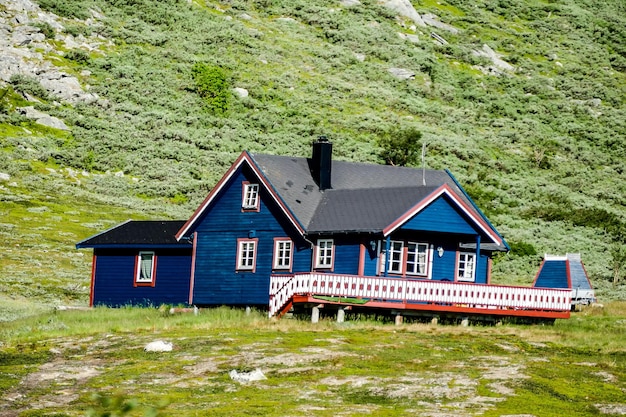 Haus auf dem Feld gegen Bäume und Häuser