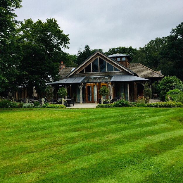 Foto haus auf dem feld gegen den himmel