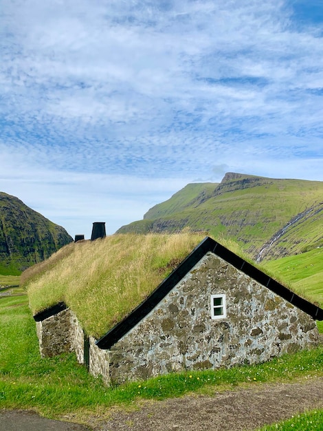 Foto haus auf dem feld gegen den himmel