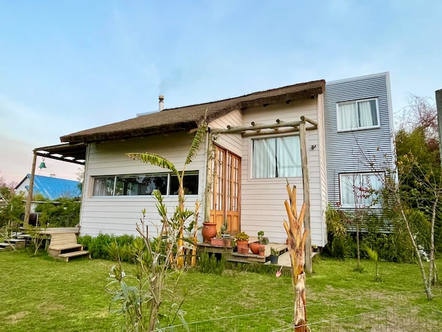 Foto haus auf dem feld gegen den himmel