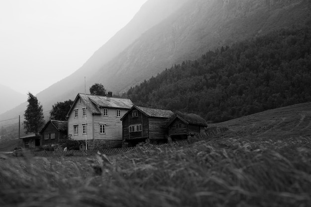 Haus auf dem Feld von den Bergen gegen den Himmel