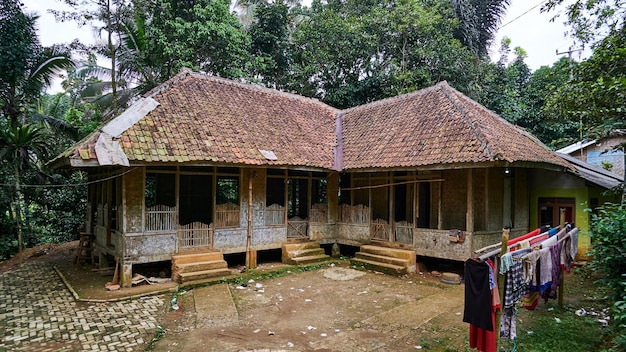 Haus auf Stelzen auf dem Land Indonesien Westjava