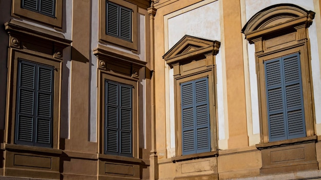 Haus führt Fassade mit Fenstern in der Ecke einzeln auf