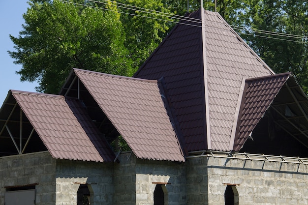 Haus im Bau. Detail der überlappenden Dachziegel