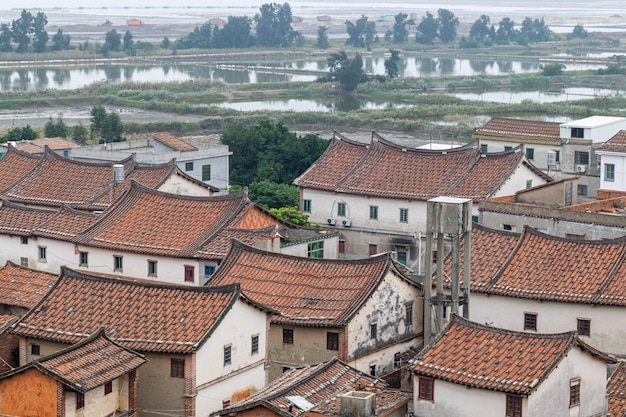 Haus im chinesischen Stil aus roten Fliesen und Ziegeln