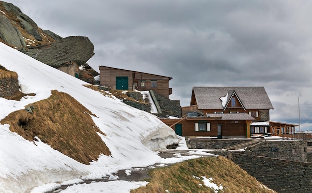 Haus im Winter in den Alpen Österreich