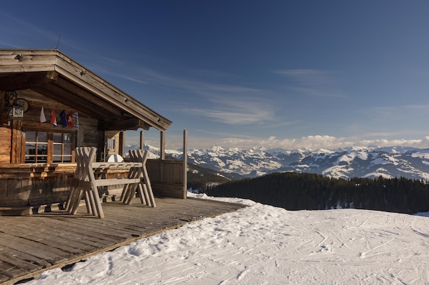 Haus in den Gebirgsalpen im Winterskigebiet