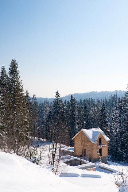 Haus in schneebedeckten Bergen