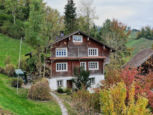 Foto haus inmitten von bäumen und pflanzen gegen den himmel