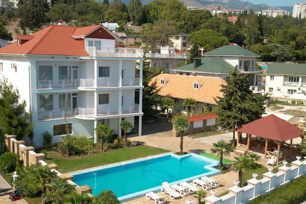 Haus mit dem blauen Pool im Hof