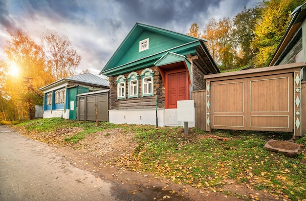 Haus mit einer Galerie mit geschnitzten Platbands entlang der Yurievskaya-Straße im Herbst Plyos