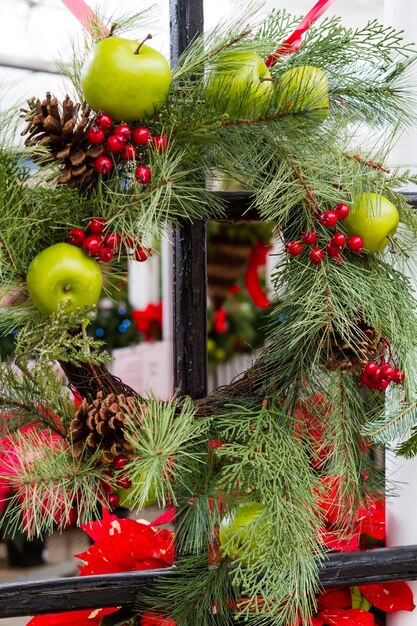 Haus mit Evergreens für Weihnachten dekoriert.