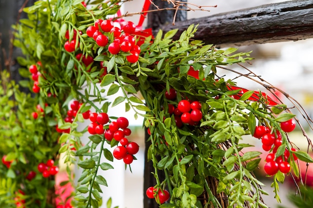 Haus mit Evergreens für Weihnachten dekoriert.