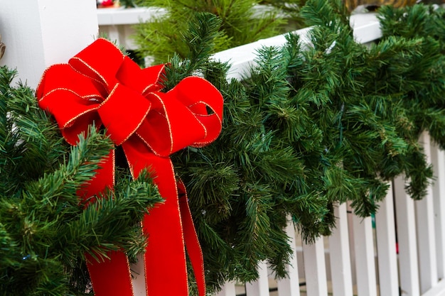 Haus mit Evergreens für Weihnachten dekoriert.