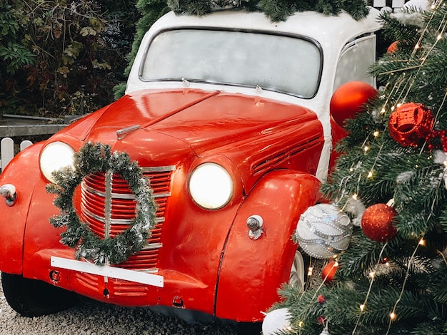 Haus mit Retro-Auto in der Weihnachtsdekoration