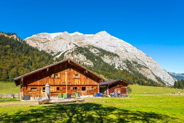 Foto haus nach berg auf dem feld