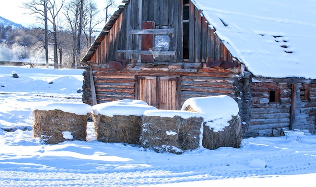 Haus und Heu auf dem Hof im Winter