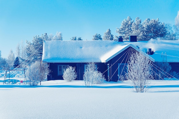 Haus und Schnee Winterwald zu Weihnachten in Finnland, Lappland