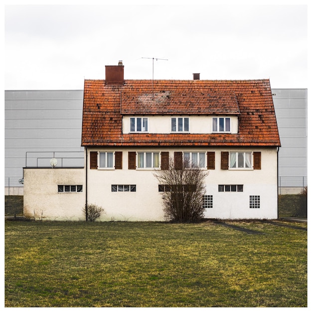 Foto haus vor der industrieanlage