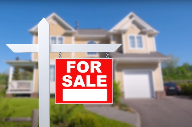 Haus zum Verkauf Immobilienschilder und schönes neues Haus