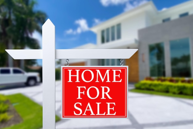 Haus zum Verkauf Immobilienschilder und schönes neues Haus
