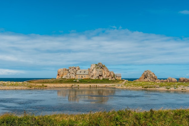 Haus zwischen Felsen neben einem wunderschönen See Castel Meur Le Gouffre de Plougrescant