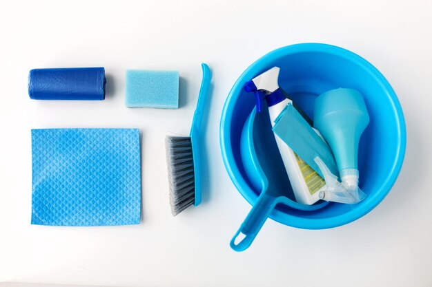 Hausarbeit, Haushaltung und Haushaltskonzept - Waschbecken mit Reinigungsmitteln auf weißem Hintergrund