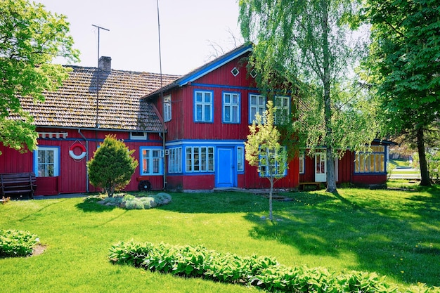 Hausarchitektur der Kurstadt Nida in der Nähe von Klaipeda in Neringa an der Ostsee und der Kurischen Nehrung in Litauen.