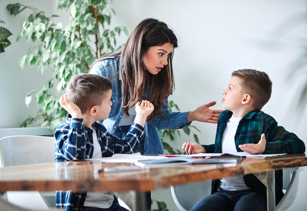 Hausaufgabenunterricht Bildung Mutter Kinder Sohn Familie Kindheit Kind Lehrer Klassenzimmer