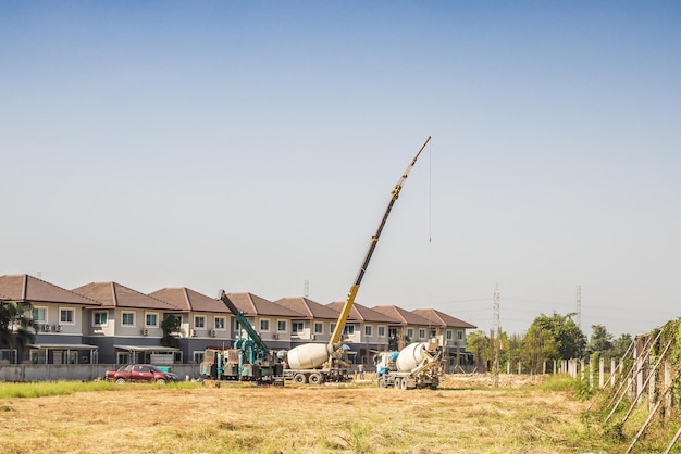 Hausbau auf Baustelle mit Kranwagen