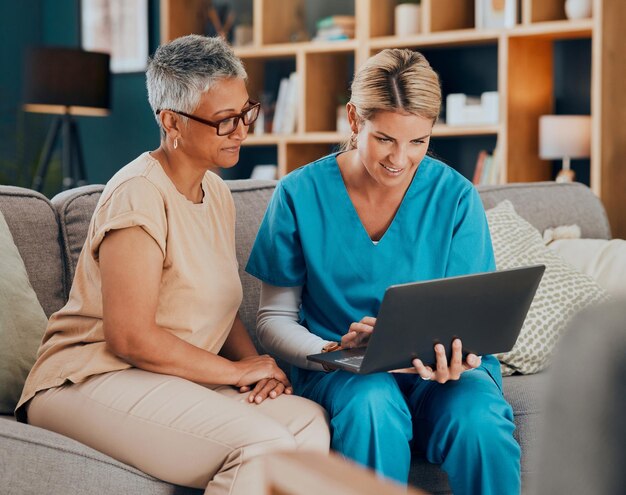 Hausbesuch Frau und Arzt mit Laptop auf dem Sofa, die medizinische Ergebnisse überprüfen oder online Diagramme erstellen Gesundheitstechnologie und Krankenschwester oder Pflegekraft helfen bei der Beratung des Patienten auf dem Computer auf der Couch im Wohnzimmer