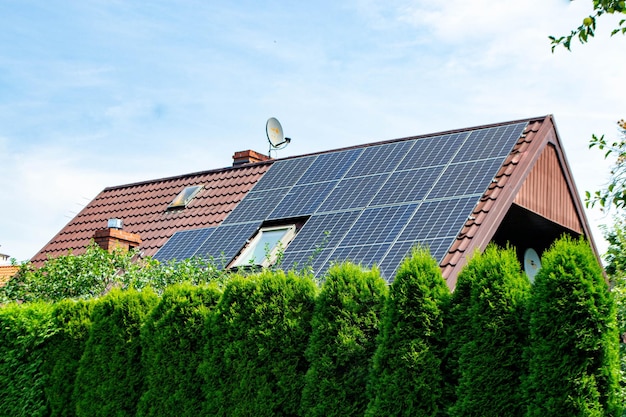 Hausdach mit Photovoltaikmodulen. Historisches Bauernhaus mit modernen Sonnenkollektoren auf Dach und Wand