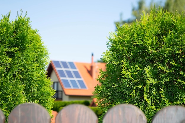 Hausdach mit Photovoltaikmodulen