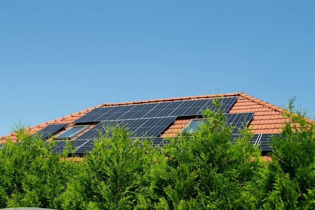 Hausdach mit Photovoltaikmodulen